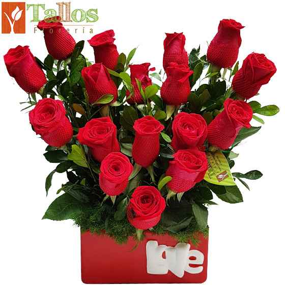 Arreglo floral con rosas rojas en base roja con frase love ideal para regalo de amor romántico entrega a domicilio en Lima